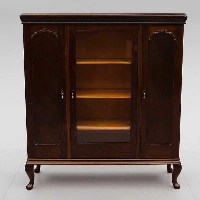 VITRINSKÅP, 1900-talets mitt.