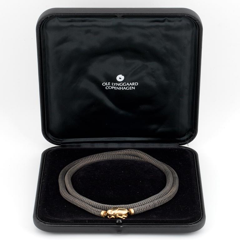 OLE LYNGGAARD, collier i oxiderat silver, lås i form av skalbagge 18K guld med två briljantslipade diamanter.