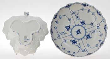 SKÅL PÅ FOT och FAT, porslin, "Musselmalet", Royal Copenhagen.
