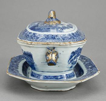 SMÖRTERRIN på FAT, porslin, Kina, Qianlong, (1736-95).