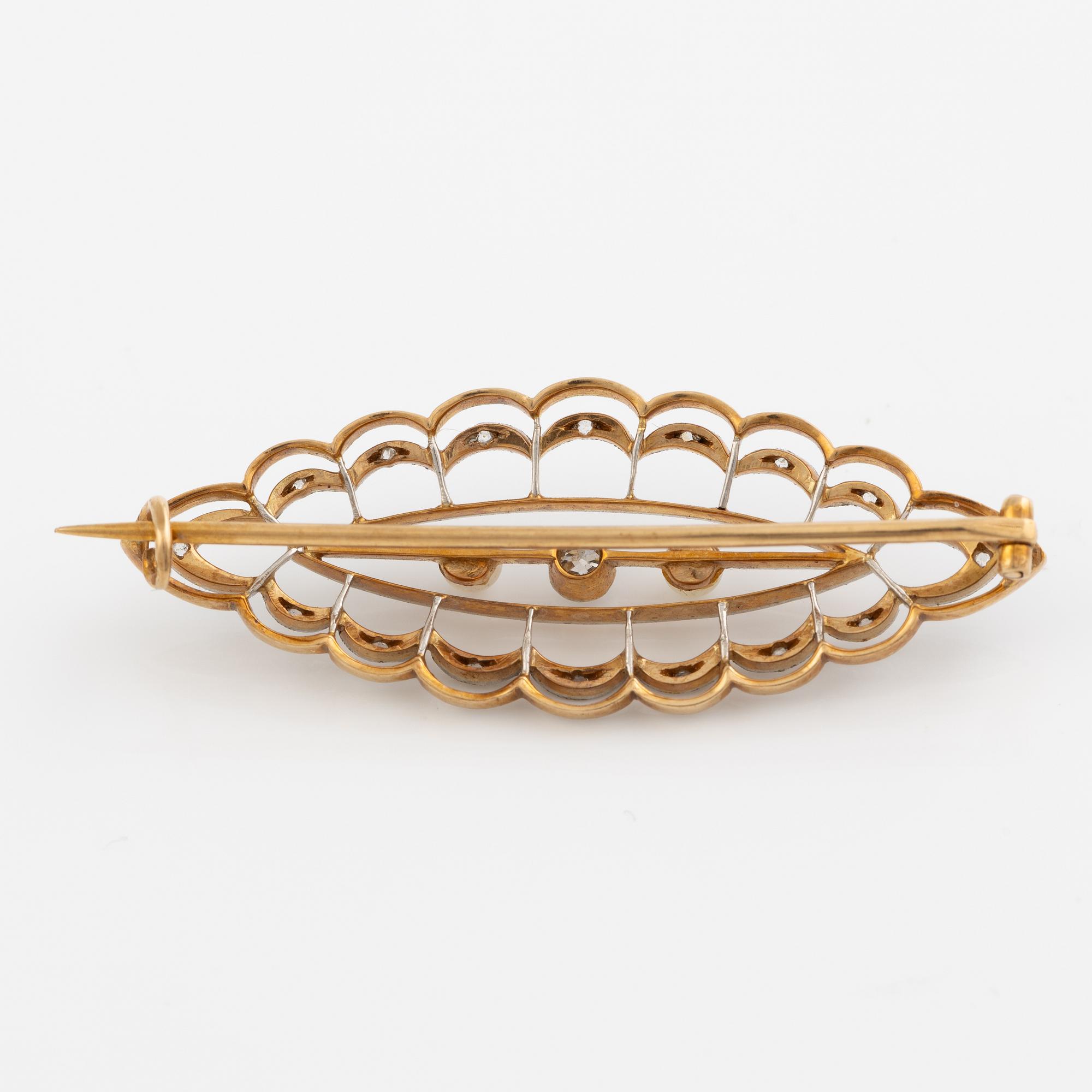 Brooch 18K gold and platinum with cultured pearls and old mine and rose-cut diamonds.