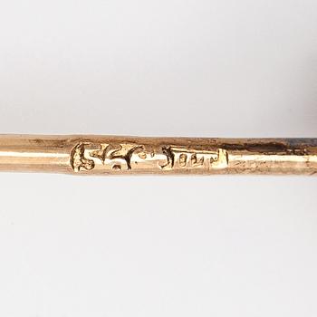 Broschnål, pärlor, rött glas, 14K (56) guld.