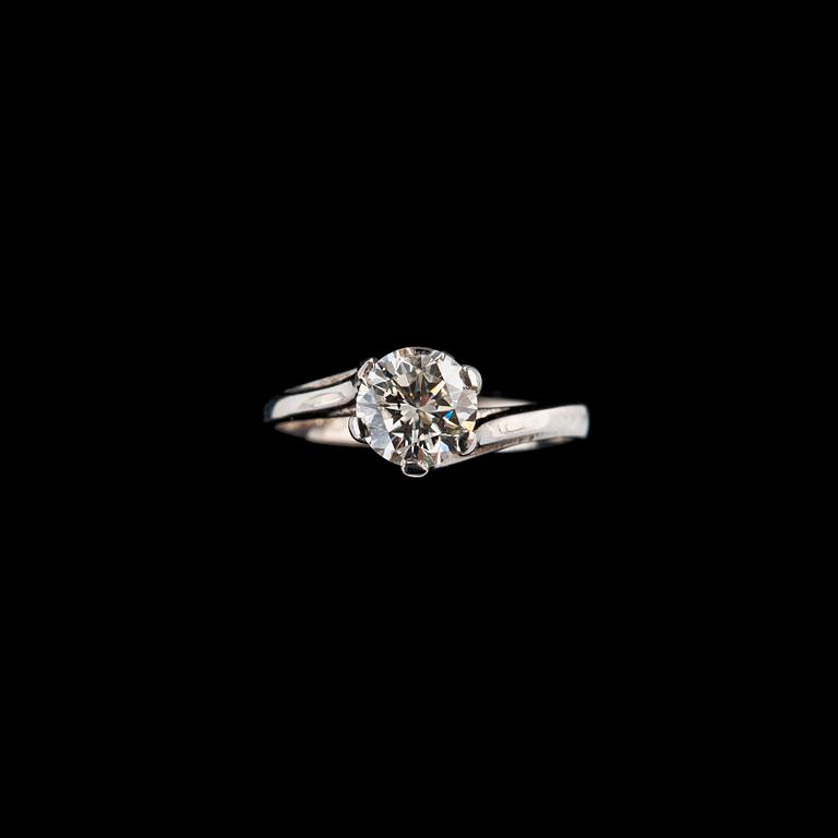 RING, 18K vitguld, briljantslipad diamant ca 0,70 ct. J. A. Tarkiainen 1974. Vikt 2,7 g.