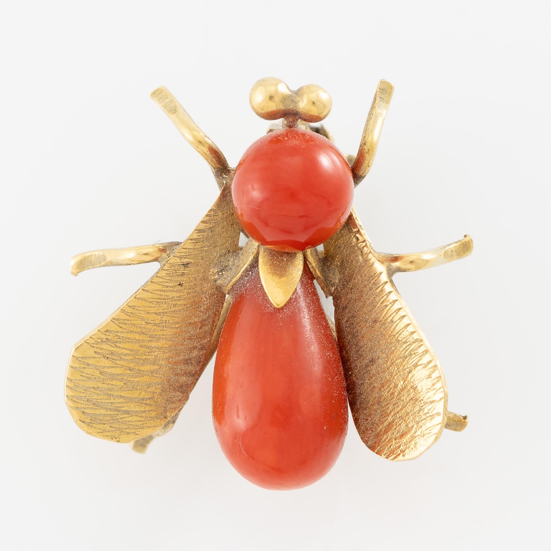Brooch, 18K gold and coral in the shape of an insect.