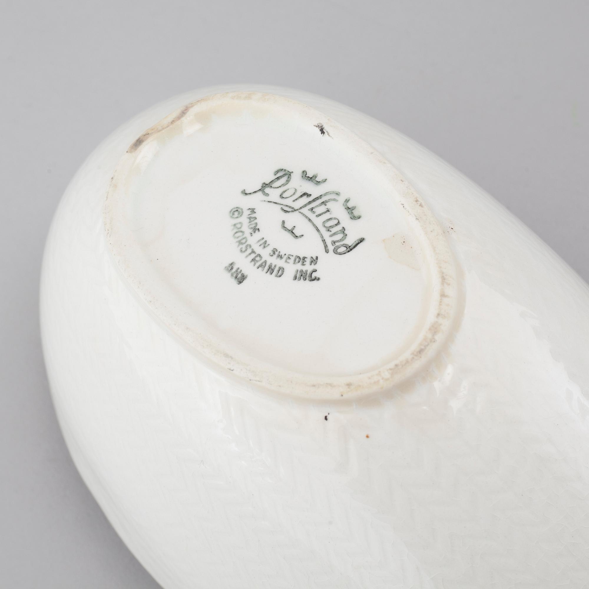 34 pieces of porcelain tableware by Hertha Bengtson for Rörstrand, model "Blå eld", second half of the 20th century.