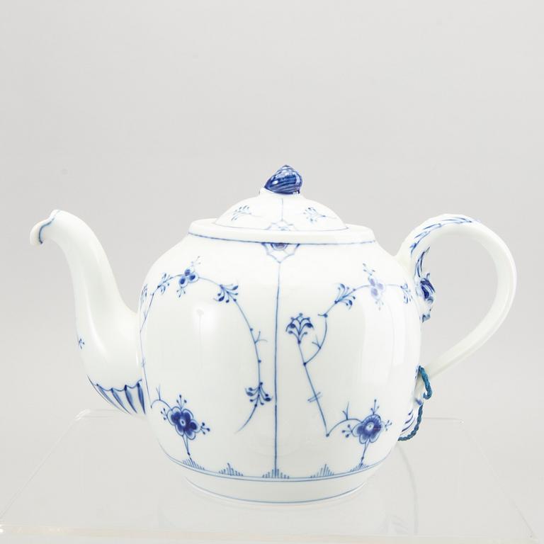 A 26 pcs Musselmalet tea service  from Bing & Gröndahl Denmark later part of the 20th century.