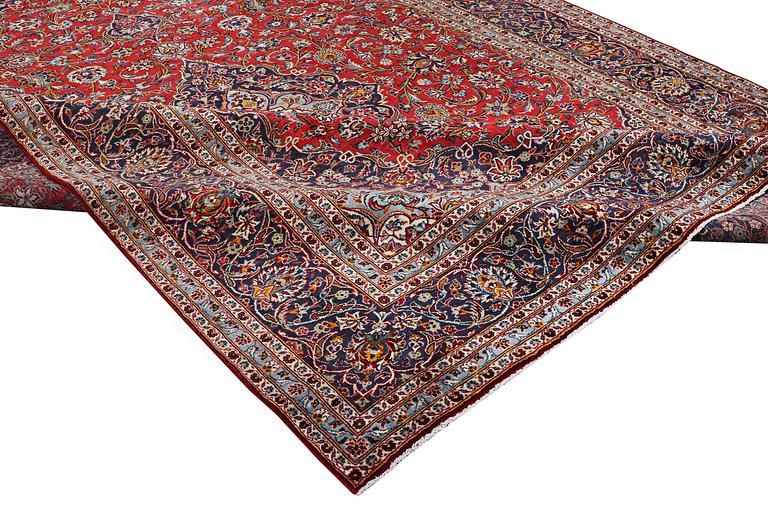 A carpet, Kashan, ca 357 x 287 cm.