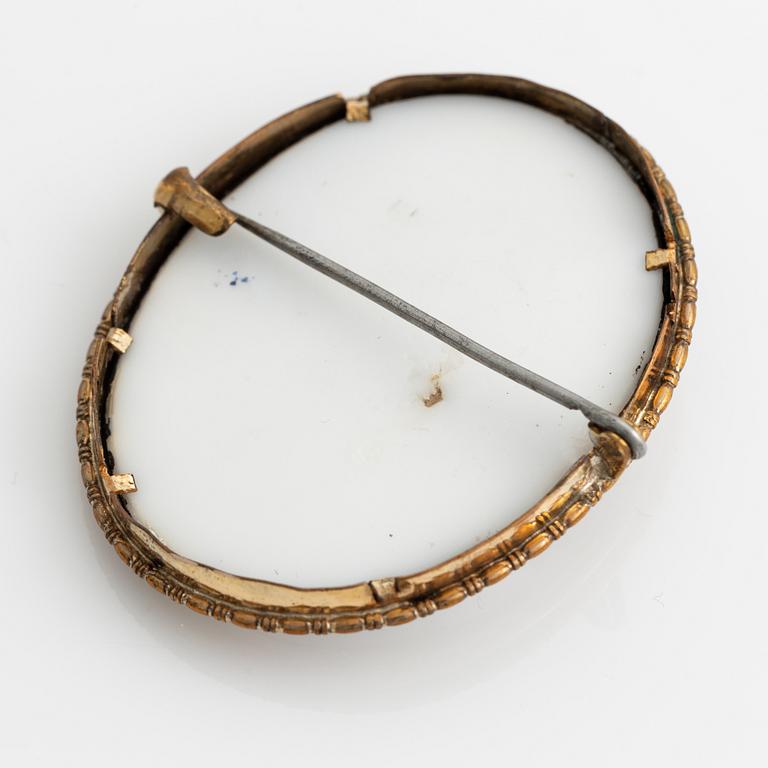 Cameo brooch.