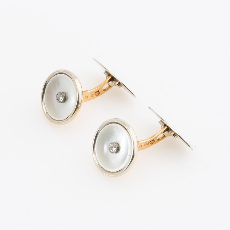 Manschettknappar, ett par, 18K guld med pärlemor och runda briljantslipade diamanter.