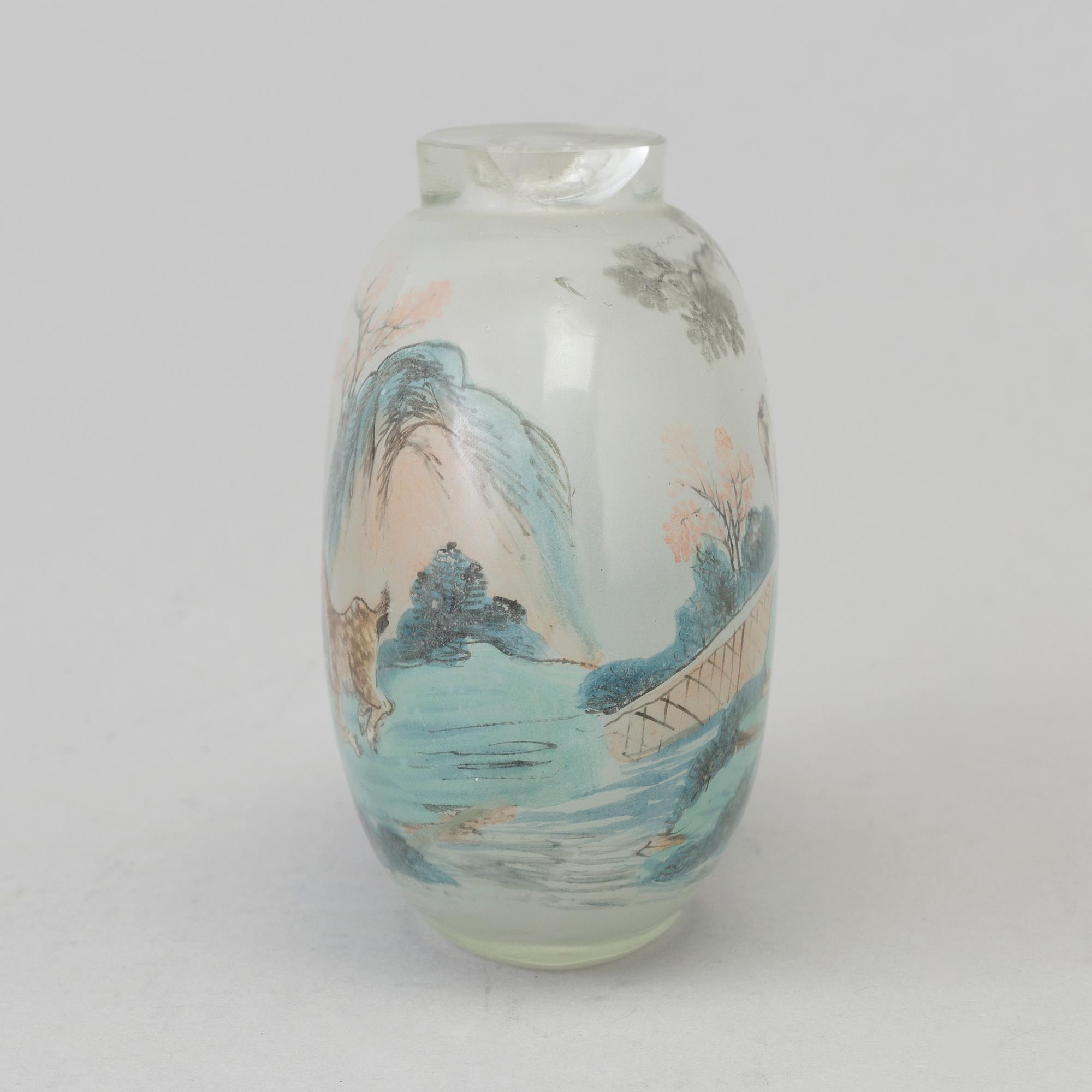 A large Chinese glass snuff bottle, circa 1900.
