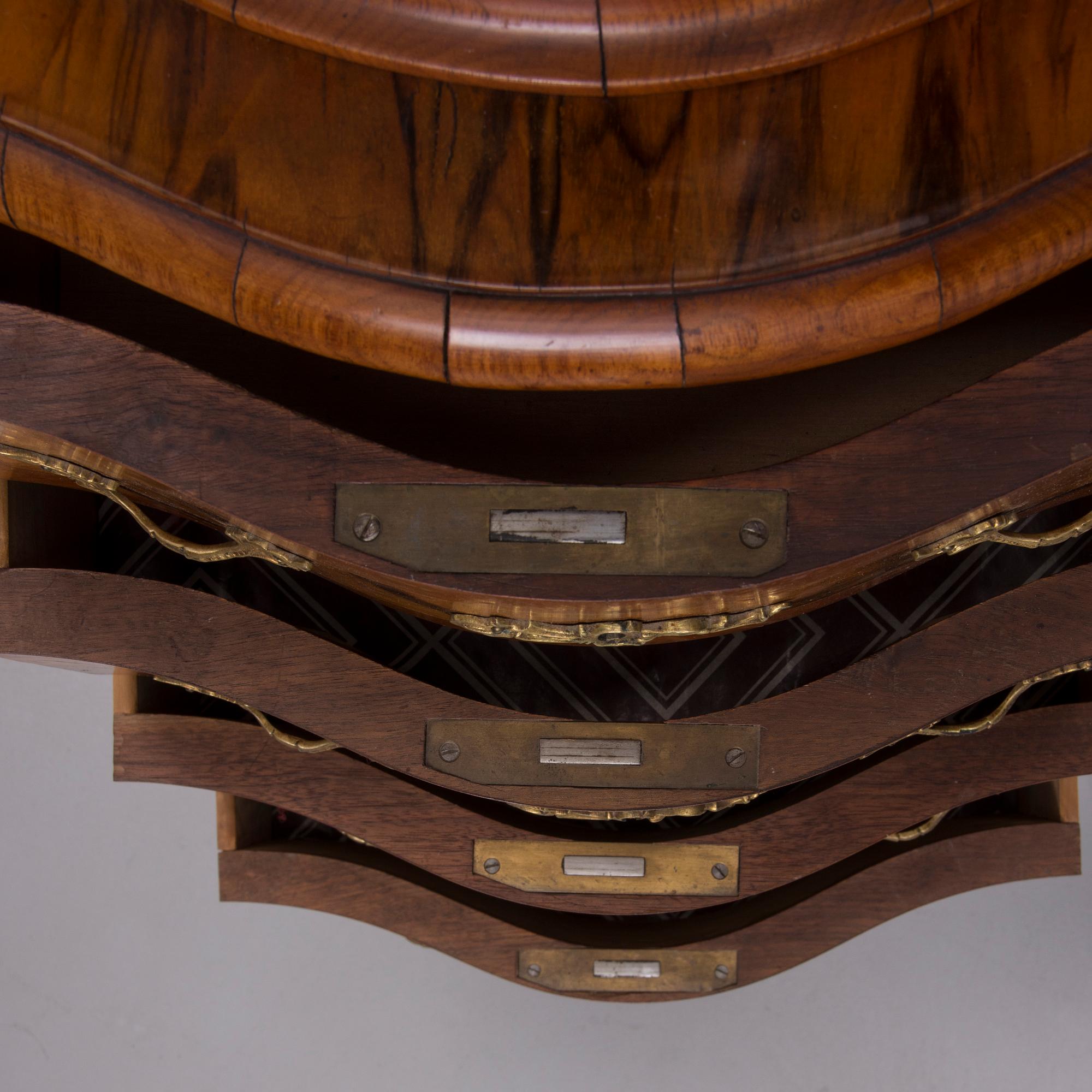 VITRINSKÅP, rokokostil, 1900-talets början.