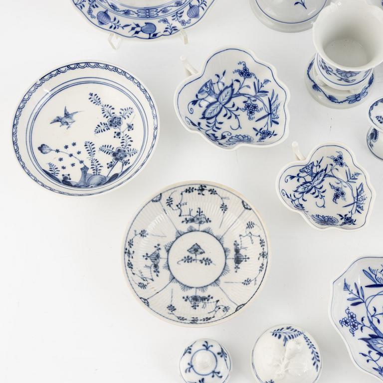 Meissen, servisdelar, porslin, ca 35 delar.  "Lökmönstret". Tyskland.