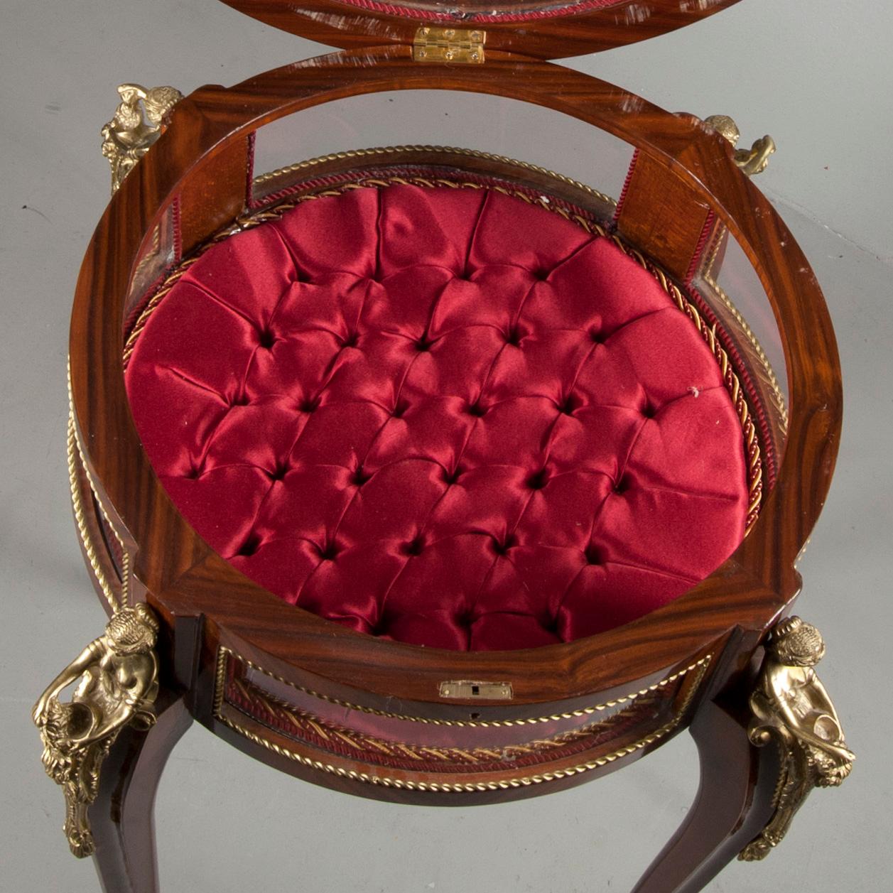BORD / VITRIN, Frankrike 1900-talets första hälft.