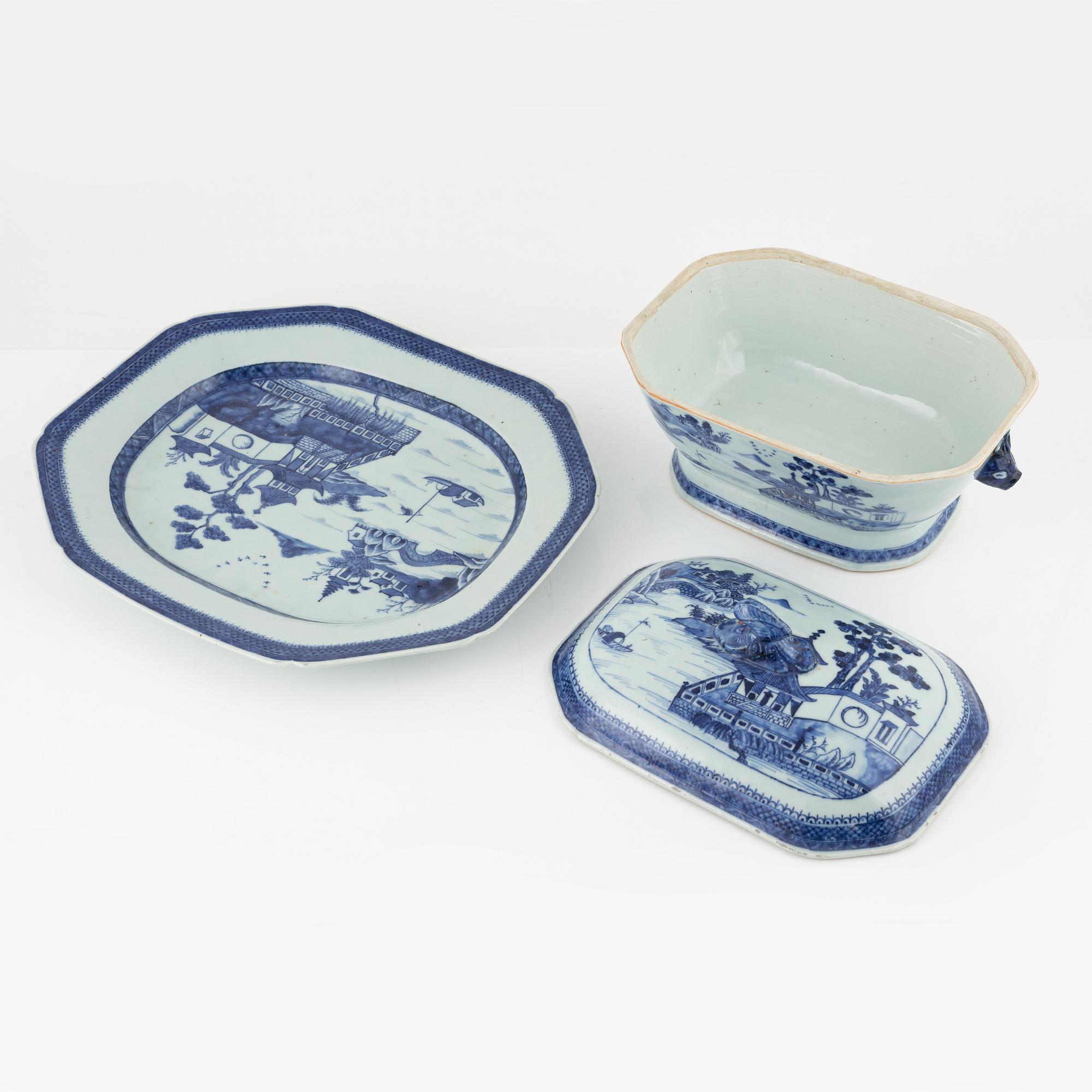 A blue and white porcelain tureen with lid and stand, China, Qianlong (1736-95).