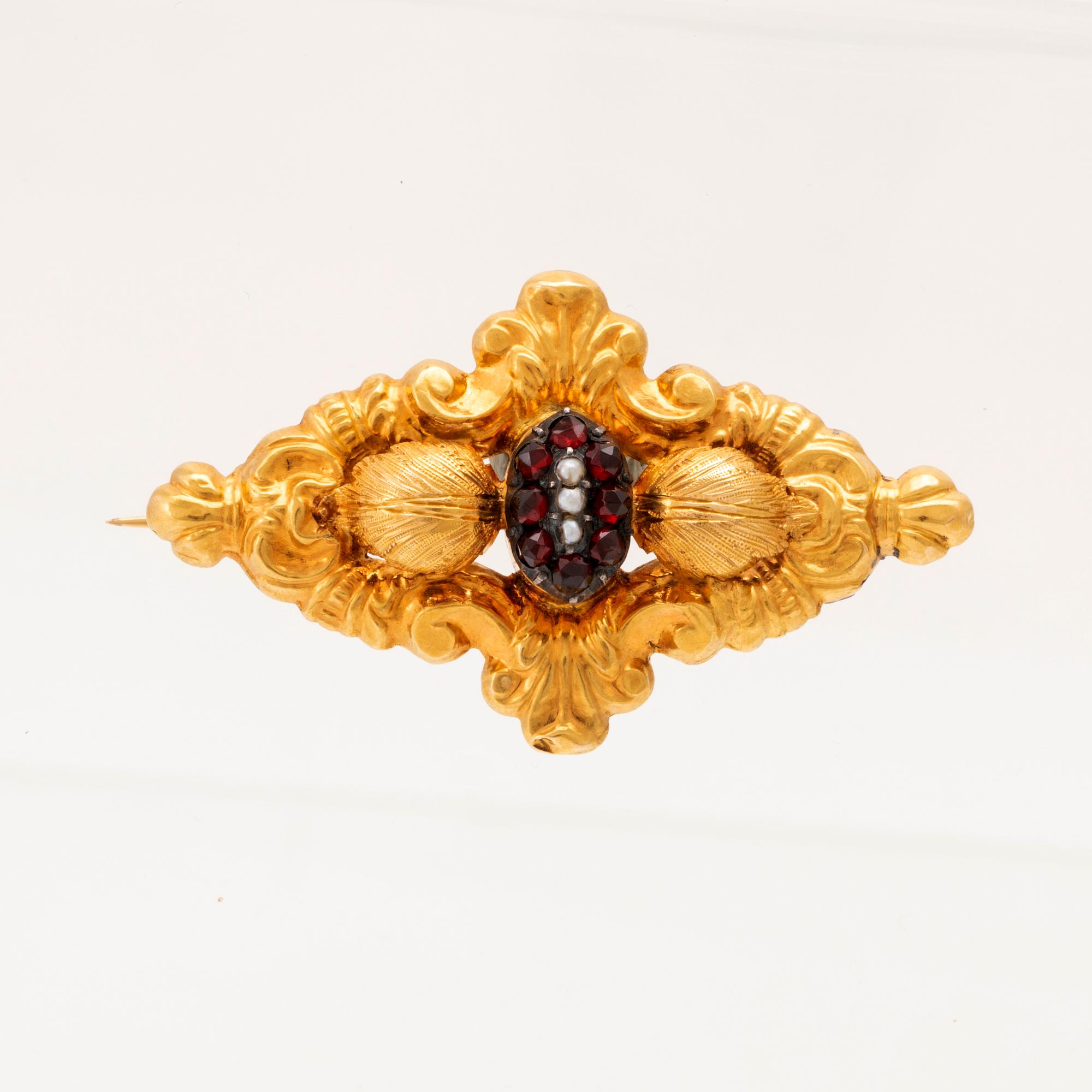 Brosch 18K guld med pärlor och granater 1846.
