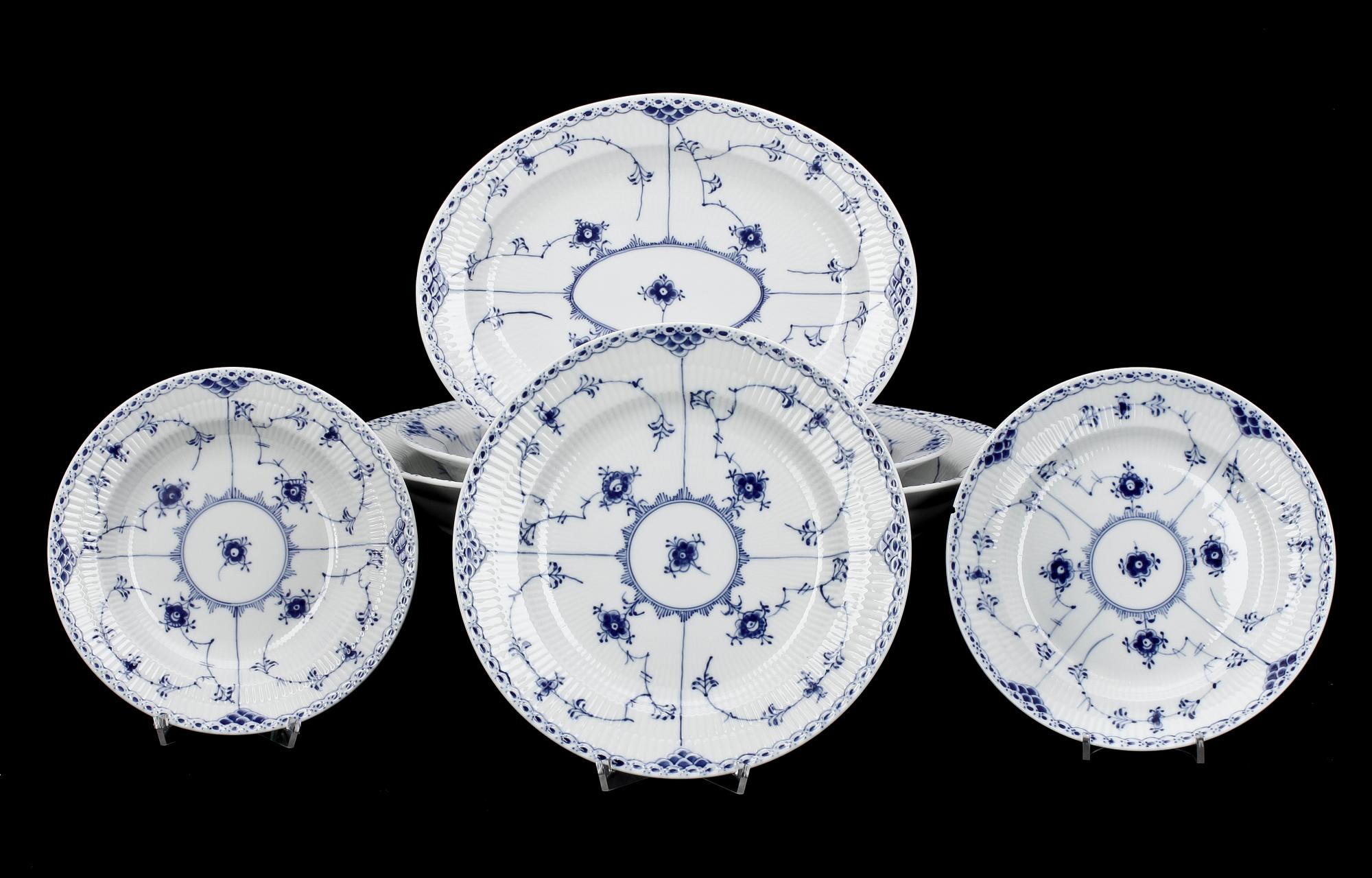 SERVIS, 96 delar, porslin. "Musselmalet", Royal Copenhagen, Danmark.