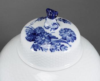 LOCKURNOR, ett par, porslin, "Blå blomst", Royal Copenhagen, 1900-talets andra hälft.