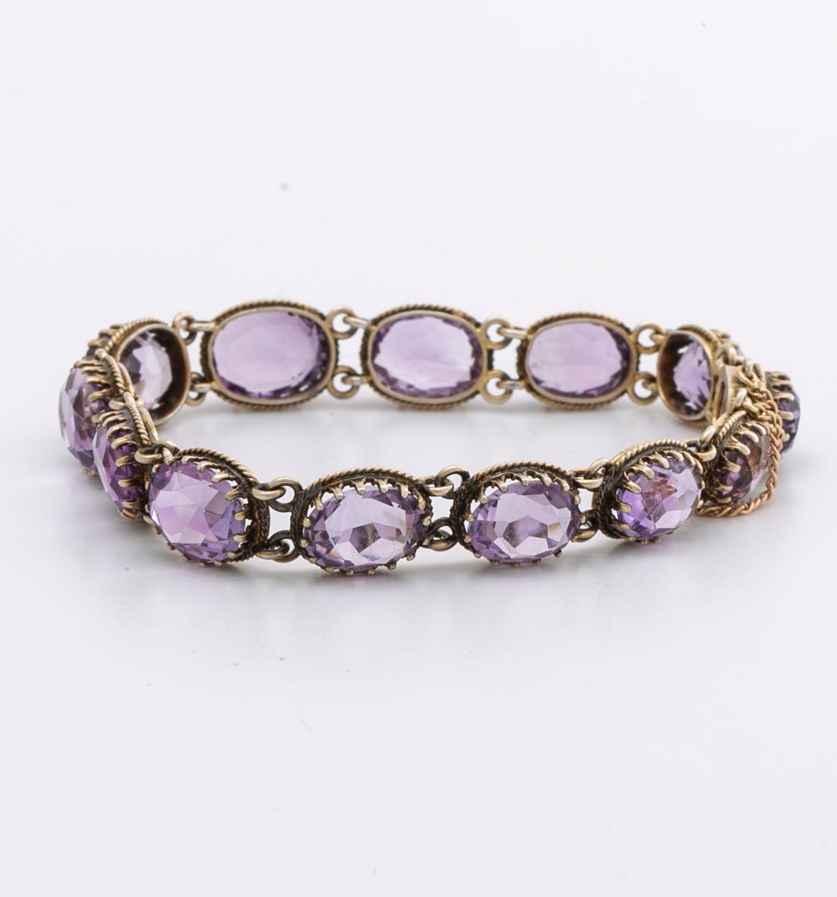 GARNITYR, förgyllt silver med ametister o orientalpärlor, collier, armband och brosch.