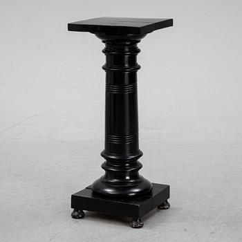 A painted pedestal, end of the 19th Century.