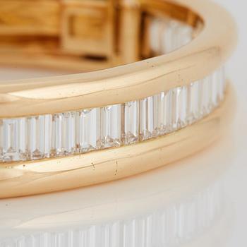 Armring med baguetteslipade diamanter 7.715 ct enligt gravyr.