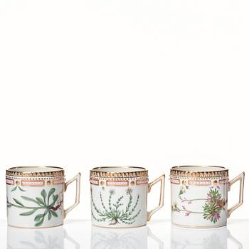 Koppar med fat, 12 stycken, porslin. Royal Copenhagen, "Flora Danica", Danmark, 1900-tal.
