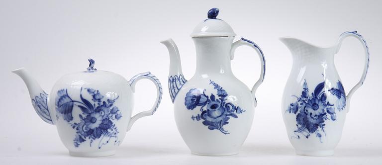 MAT-, KAFFE- samt TESERVISDELAR,  114 st, porslin, "Blå blomst", Kongl Dansk.