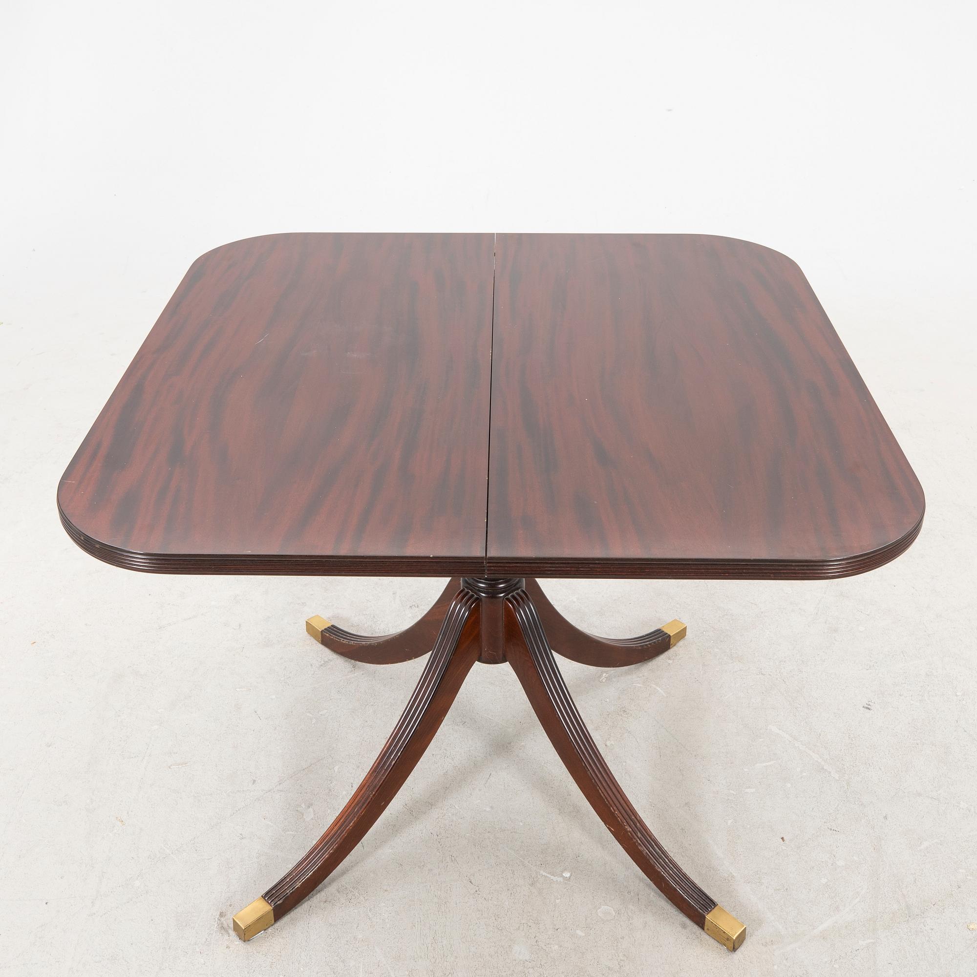 AN English mahogany dining table later part of the 20th century.
