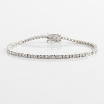 Tennis bracelet with brilliant-cut diamonds.