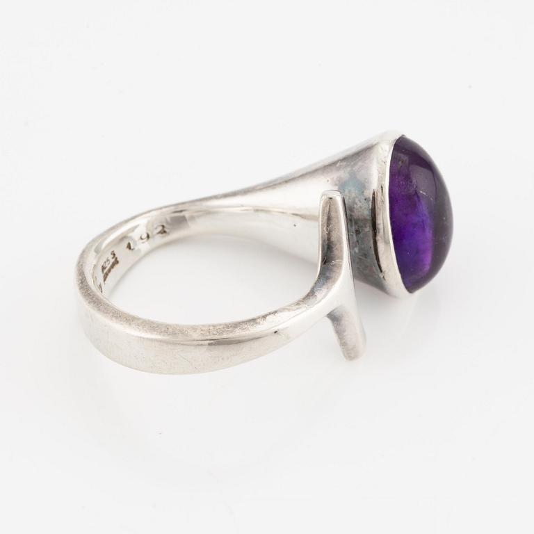 Vivianna Torun Bülow-Hübe, a ring, sterling silver with a cabochon-cut amethyst, for Georg Jensen.