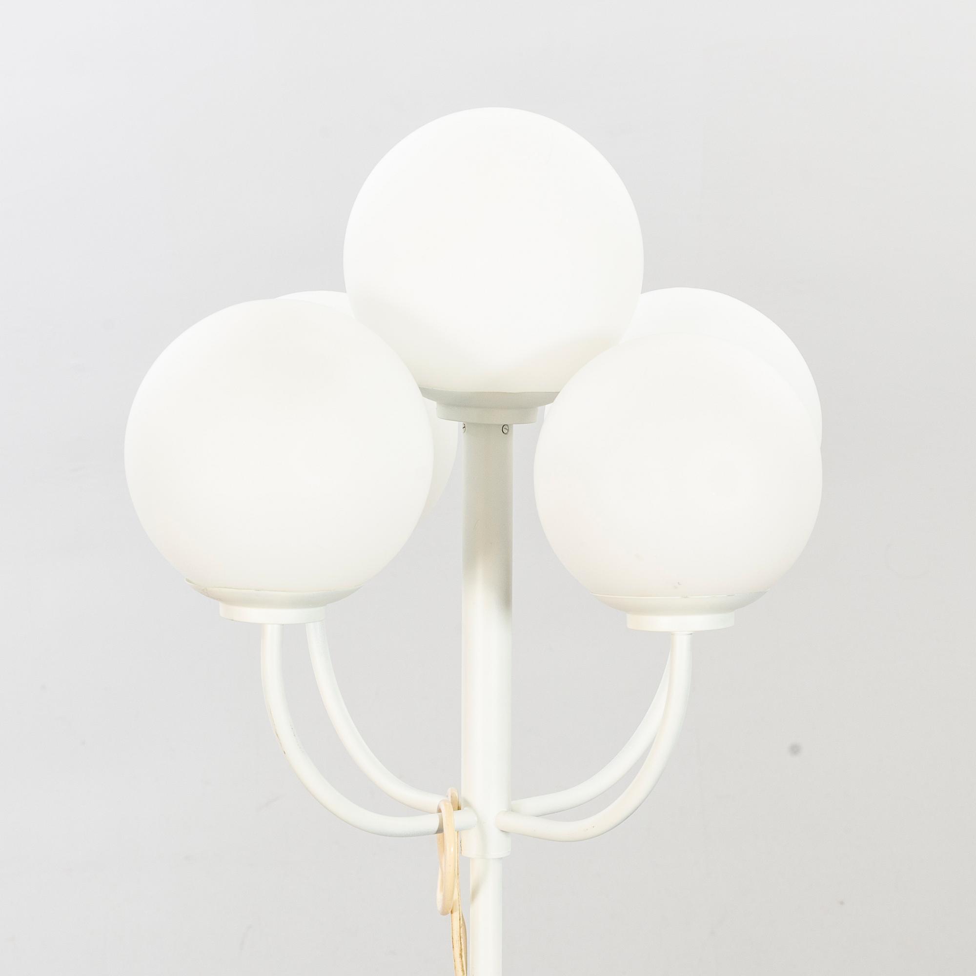 A 1980'S FLOOR LAMP.