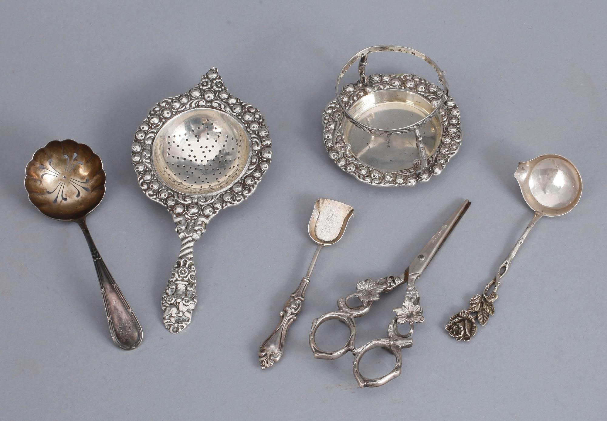 PARTI SILVER, 13 delar, bl.a Lars Larsson, Göteborg, 1849. Total vikt ca 630 gram.