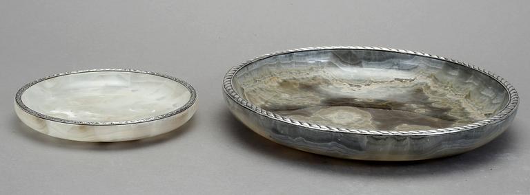 SKÅLFAT 2 st. Silver och agat. W A Bolin, Stockholm 1929 och 1942.