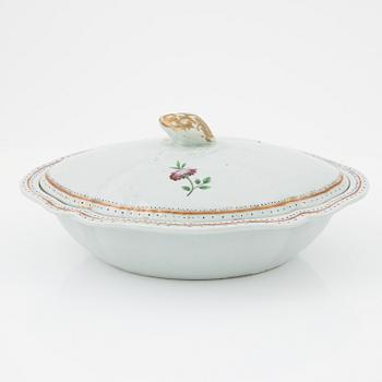A Chinese Export dinner service, Qing dynasty, Qianlong (1736-95). (51 pieces).