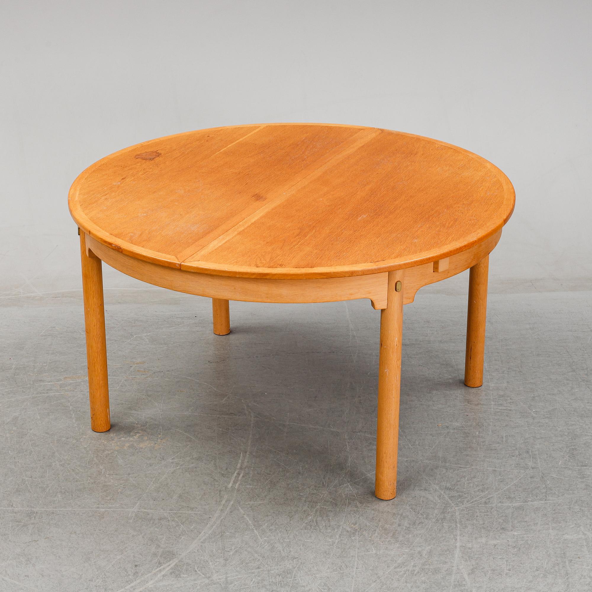 A 'Öresund' oak veneered dining table by Børge Mogensen, Karl Andersson & Söner. 2 foldable leaves included.
