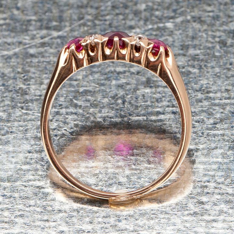 RING, guld 18K med 3 st rubiner tot. ca 0,70 och 4 st gammalslipade diamanter tot 0,08 ct. Vikt 3,4 g.