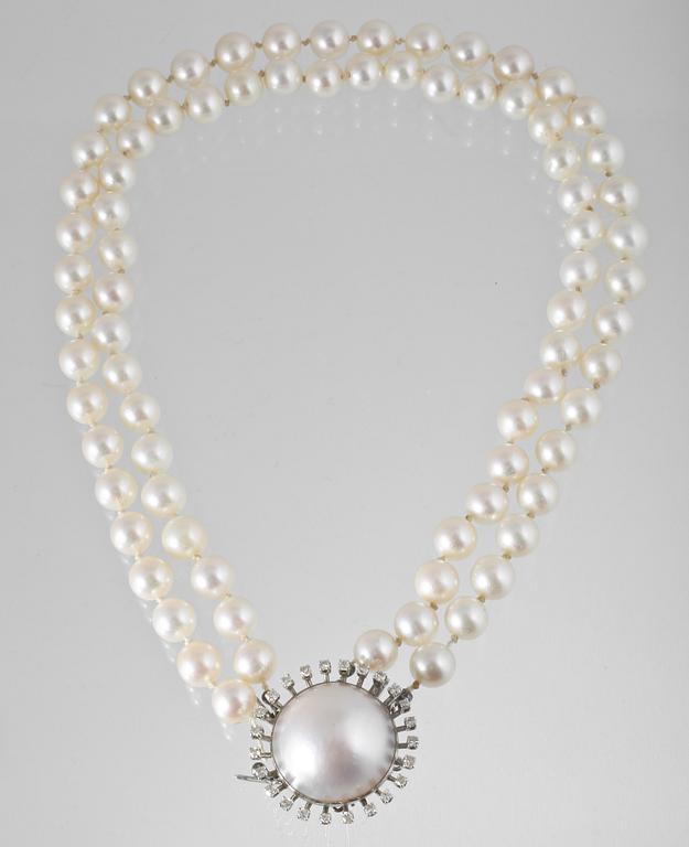 COLLIER, odlade pärlor med lås i 18K vitguld med åttkantslipade diamanter samt mabépärla, S Karlsson Stockholm, 1967.