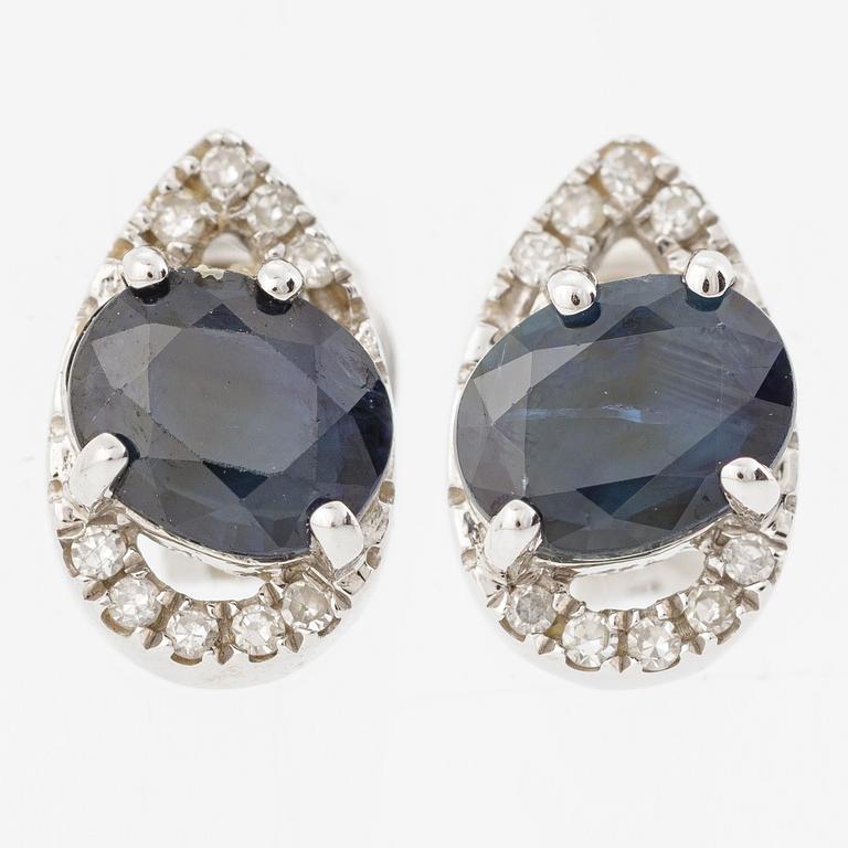 Örhängen, ett par, 18K vitguld med mörka safirer och små åttkantslipade diamanter.