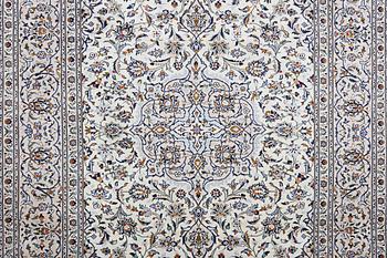 A Kashan carpet, c. 341 x 243 cm.