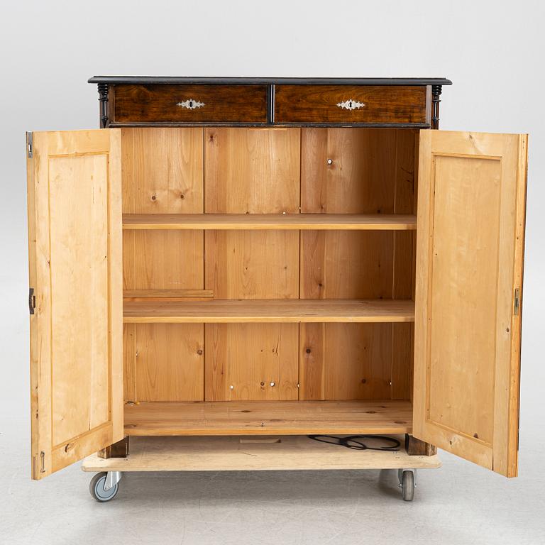 Sideboard/skåp, omkring år 1900.