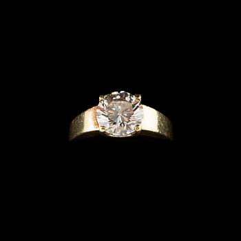 An 18K gold solitaire ring set with an approx. 2.14 ct round brilliant-cut diamond.