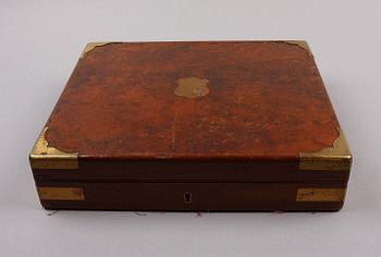 FRUKTBESTICK, 24 st i schatull, silver och pärlemor, London, 1882-83.