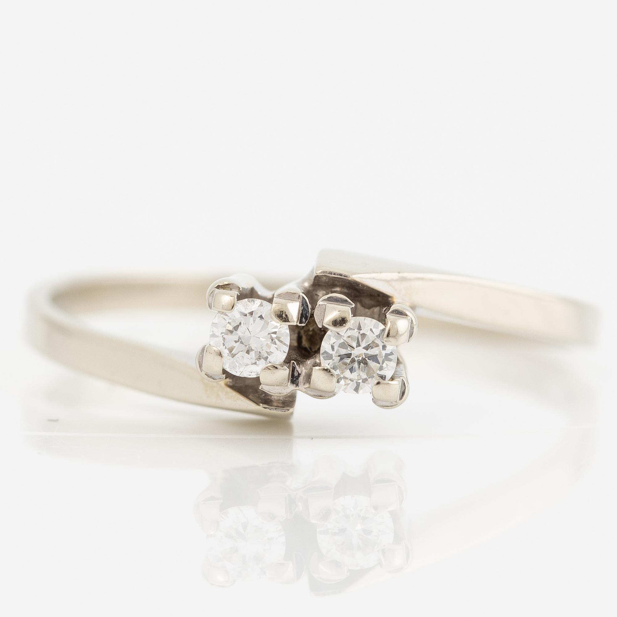Ring, 18K vitguld med två små briljantslipade diamanter.