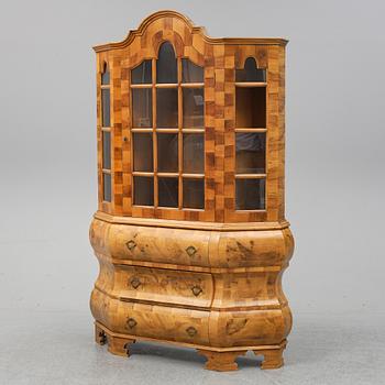 A first half of the 20th Century late Baroque style vitrine cabinet.