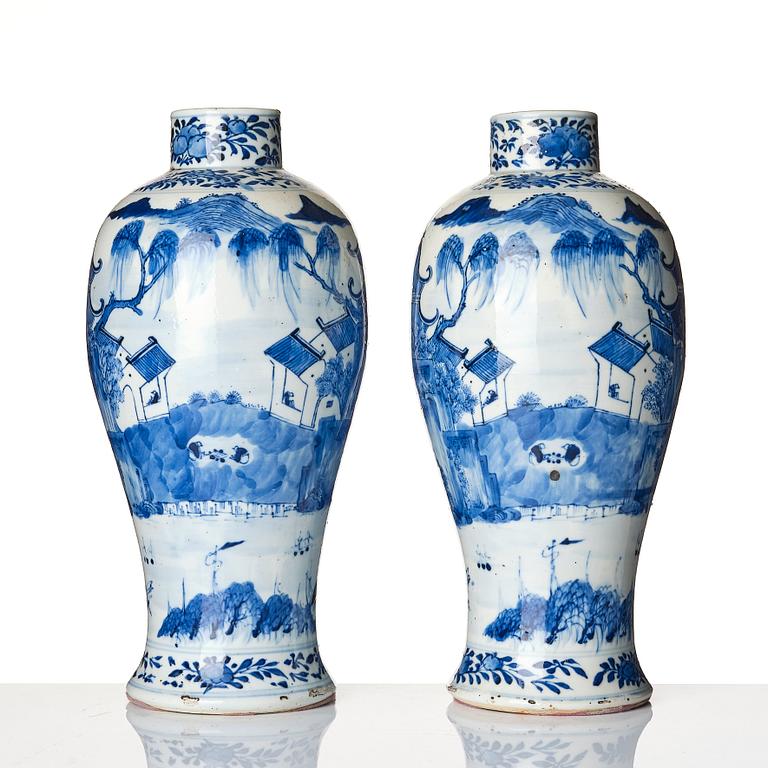 A pair of blue and white vases, Qing dynasty, 19th century.