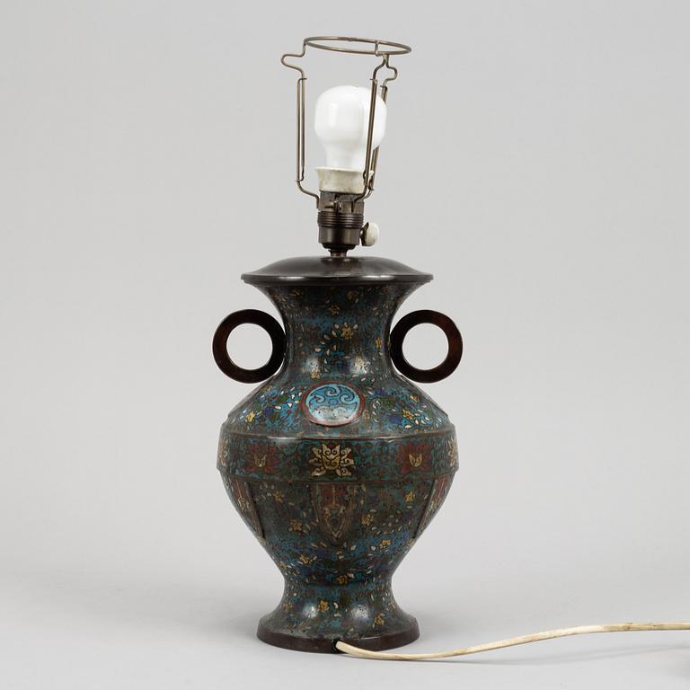 Urna, brons och cloisonne. Kina, omkring 1900.