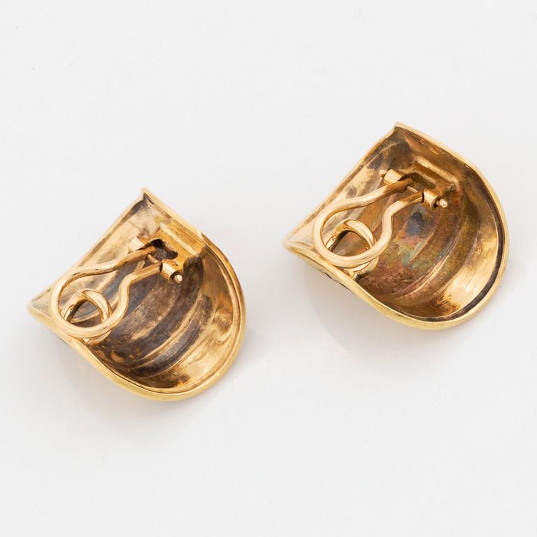 En ring och ett par örhängen 18K guld.