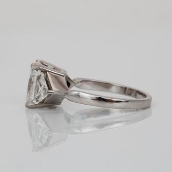 A radiant-cut diamond, 3.01 cts ring. Flanked by two triangular cut-diamonds, 0.50 ct each. E/VS2, certificate from HRD.
