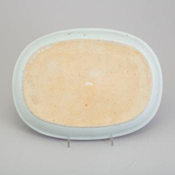 An oval shaped serving dish, Qing dynasty, Qianlong (1736-95).