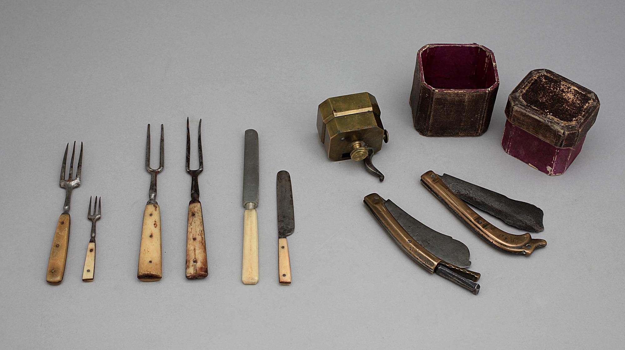 ÅDERLÅTNINGSINSTRUMENT SAMT BESTICK OCH 2 GÄSTABUDSKNIVAR, mässing, stål, ben, 1800-tal.