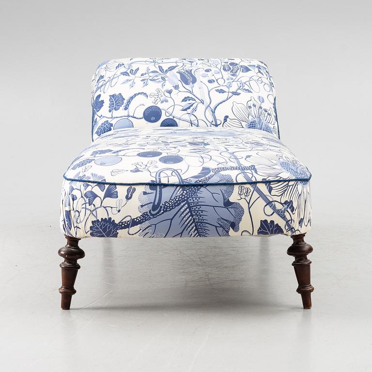 A chaise longue, circa 1900.